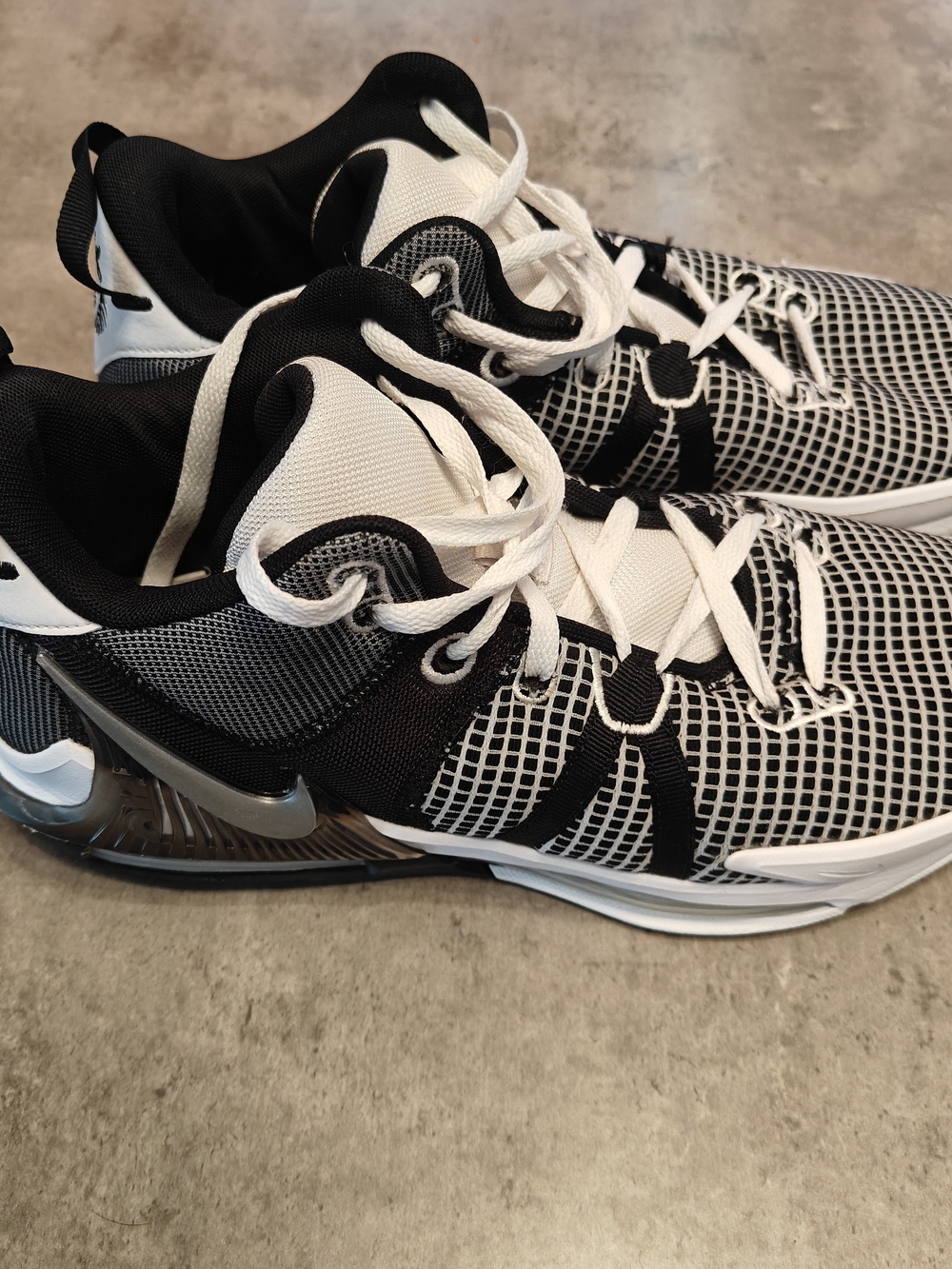 Nike LeBron Witness 7 | Basketball Sneakers | Mens 12